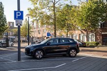 Parkeerplaats met electrisch oplaadpunt met geparkeerd auto